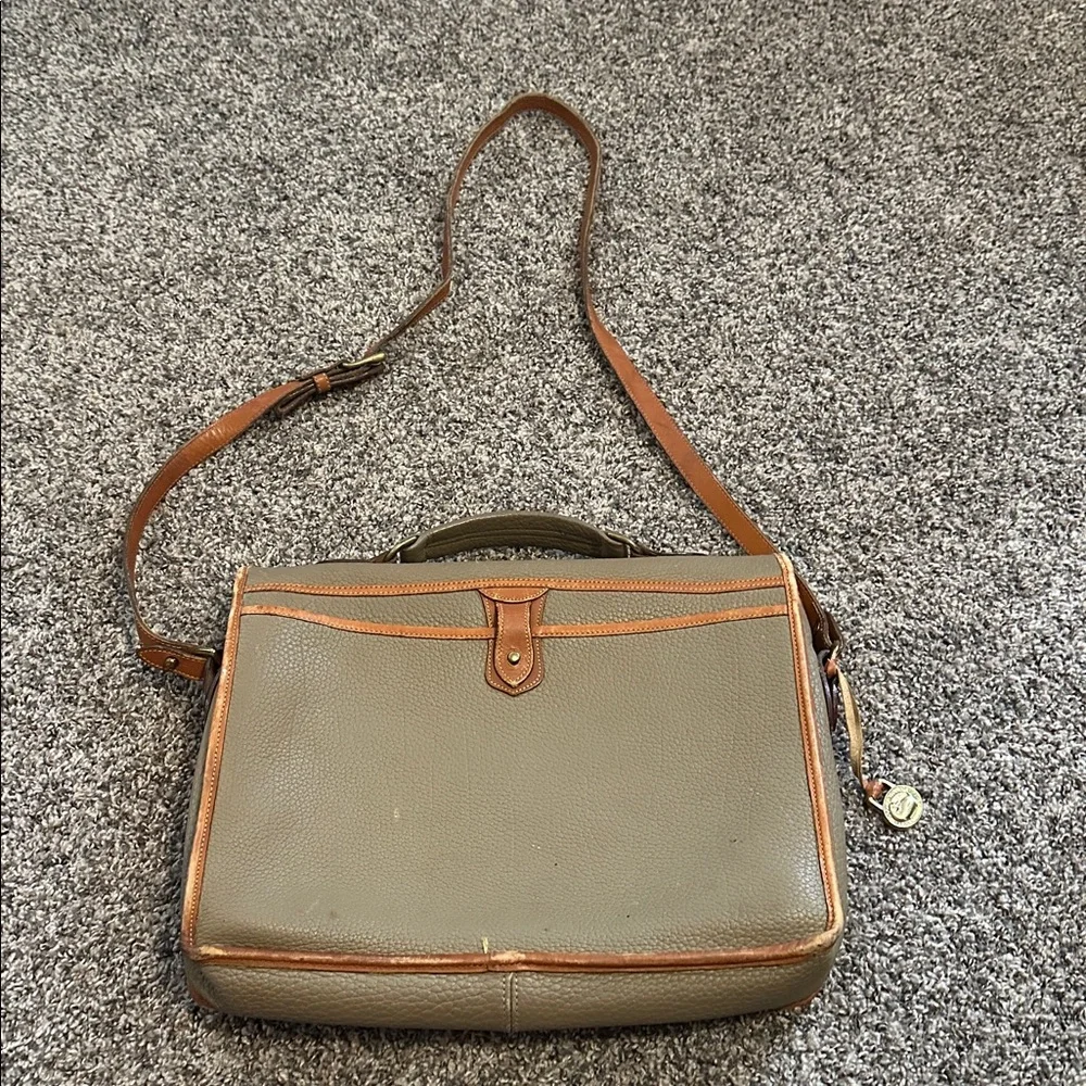 Dooney & Bourke Vintage Purse Leather. ( See wear in photos)
